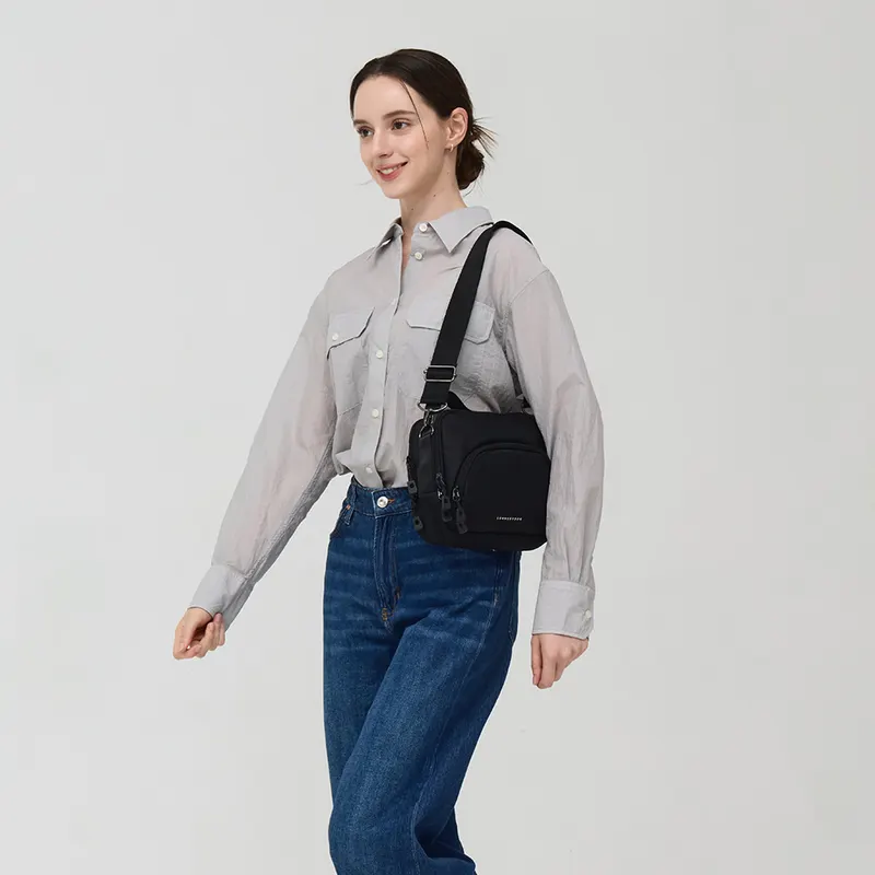 야키백 북노트를 몸 앞쪽으로 메고 걷는 여성